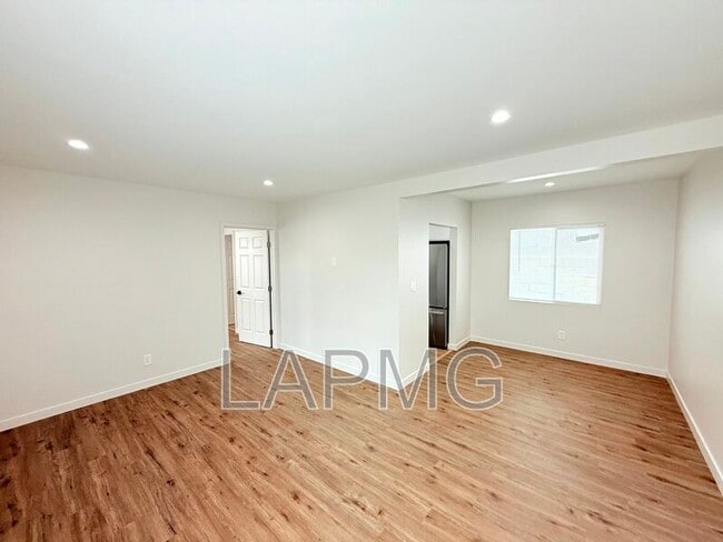 Building Photo - 2304 N Frederic St Rental