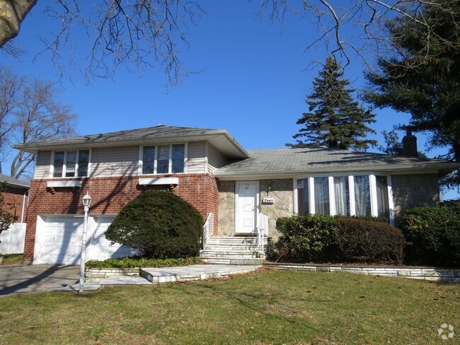 Building Photo - Large Split Level Rental
