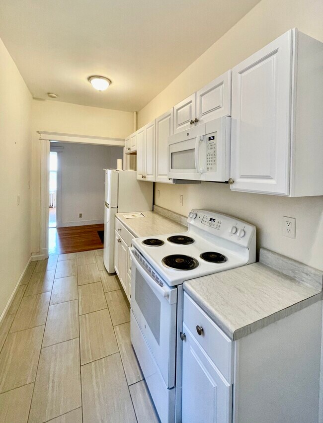 Building Photo - 1637 Commonwealth Ave Rental