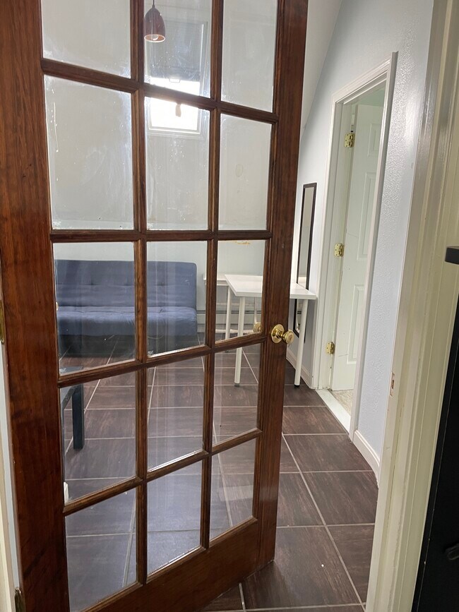 Entry - 60 Calumet St Unit 3