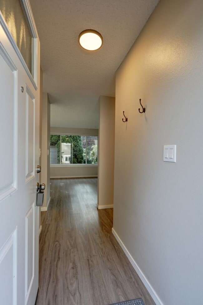 Photo - Large 2bd, 1.75ba Condo Available in Perfect Bellevue Location!