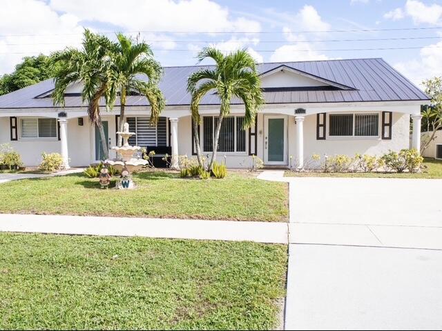 Building Photo - 1322 Riverside Cir