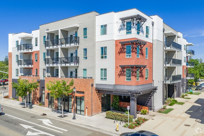 Building Photo - Main St Plaza