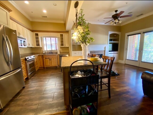 Building Photo - 210 W Washington St Unit 210