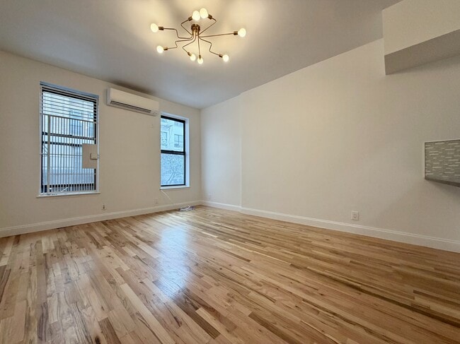 Building Photo - 346 W 52nd St