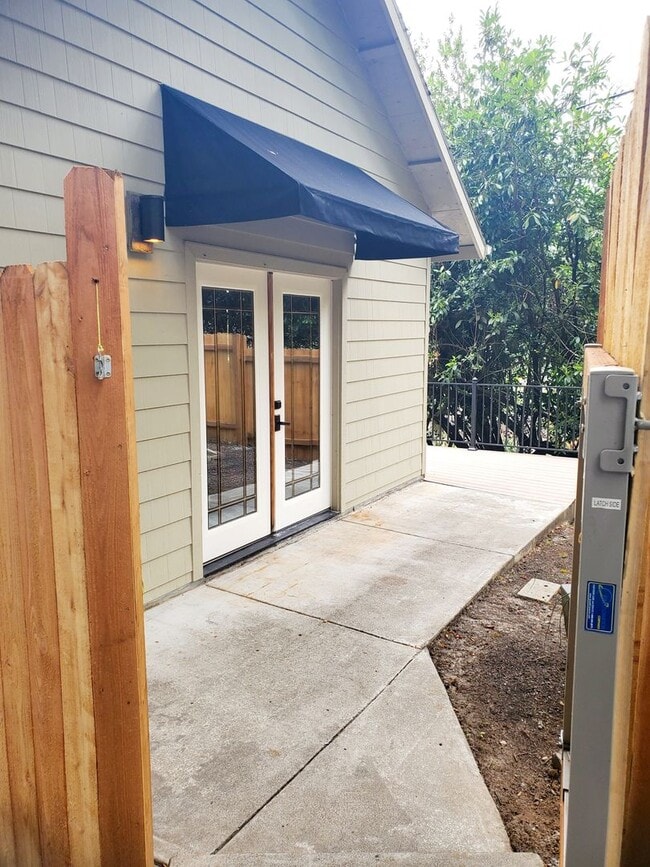 Building Photo - Maplecrest Unit B Rental