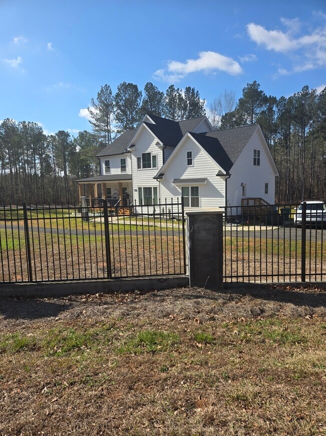 Building Photo - 2000 Antioch Church Rd Unit The loft 3