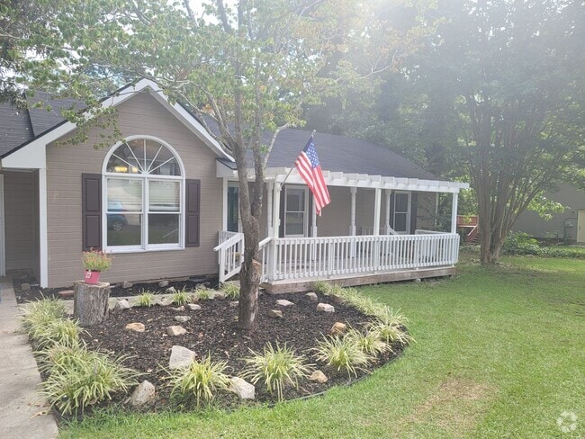 Building Photo - Fully Renovated 3 Br/ 2 Ba Home Located Mi...