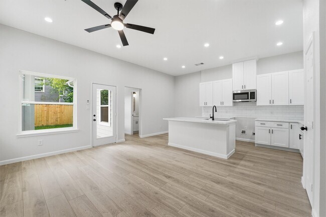 Photo - 4354 Clover St