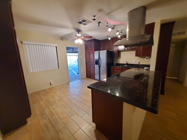 Building Photo - Charming 2 bedroom close to ASU!!!  Pool, ...