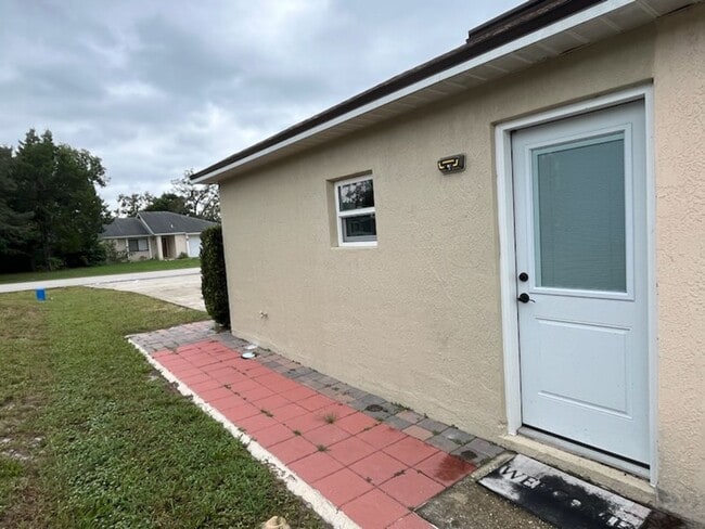 Building Photo - EFFICIENCY IN DELTONA AVAILABLE NOW, UTILI...