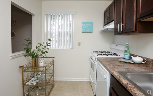 2BR, 1.5BA - 917 SF