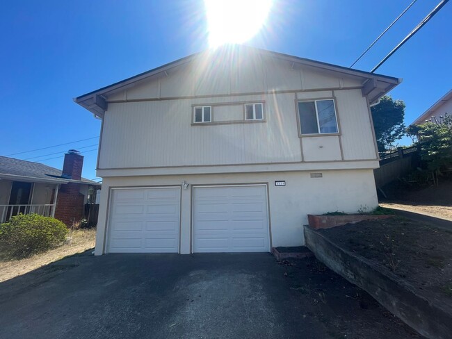 Building Photo - A 3 bedroom and 2 bathroom home in San Bruno!