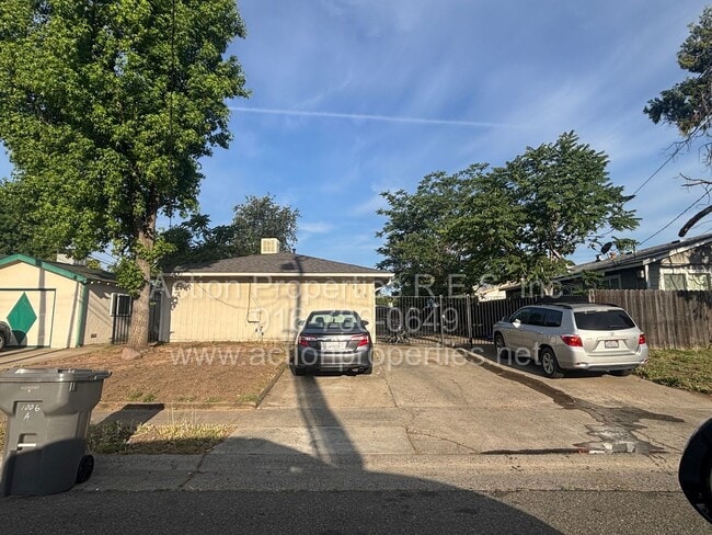Building Photo - 1006 Circuit Dr Unit 1006 Circuit Drive #B-1