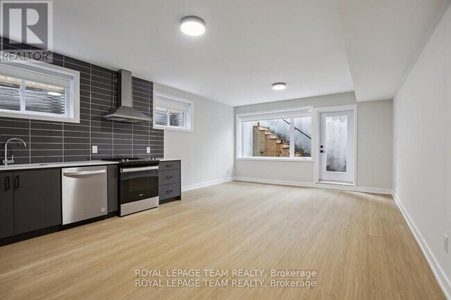 Photo - 47 Grosvenor Ave