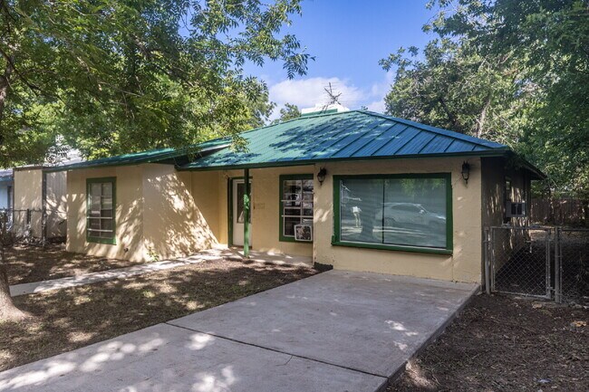 Photo - 939 Field St