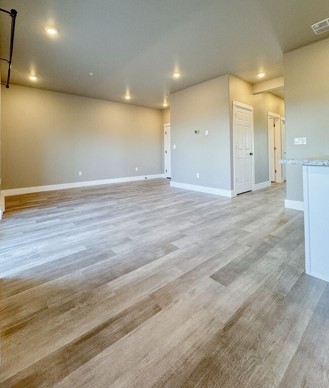 Building Photo - Pet Friendly 2 bed/ 2 bath Unit # 212