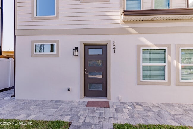 Photo - 221 19th St N