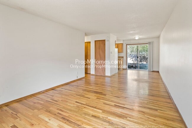 Photo - Urban Oasis in Mt. Tabor: Sunlit One-Bedroom End Unit! Unidad 50 SE 73rd Avenue