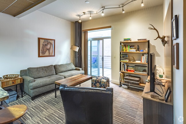 1HAB, 1BA - 650 ft² - St. Anne Lofts