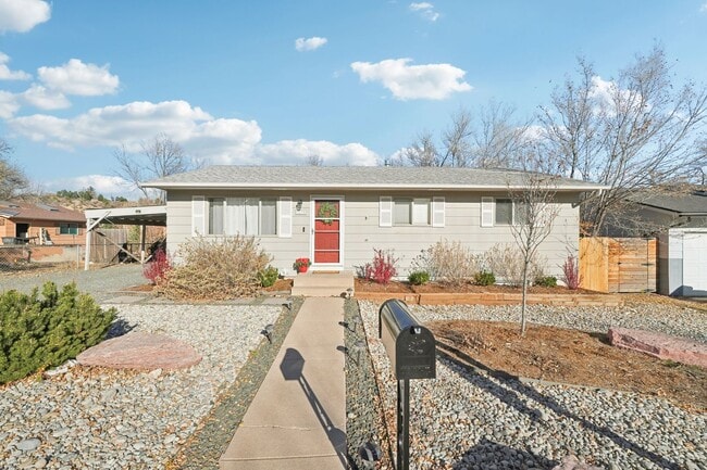 Building Photo - 5 Bed Beauty on West Side! Bigger than it looks!