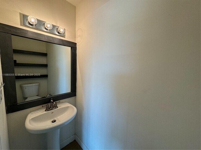 Photo - 529 NE 62nd St Unidad 401