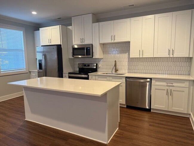 Building Photo - Modern 2 Bedroom Condo in the Heart of Melrose