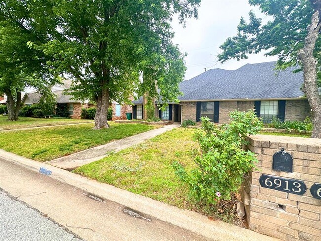 Building Photo - 6913 N Spinnaker Ln