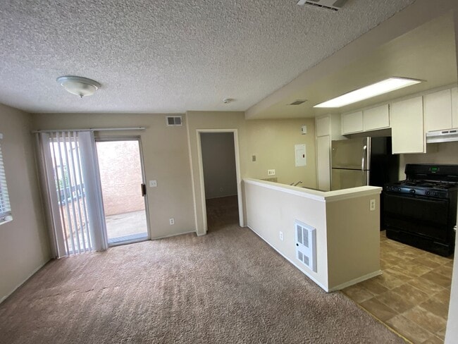 2 BR 2 BA 1 Story Condo w/Balcony W/D Gate... - 2 BR 2 BA 1 Story Condo w/Balcony W/D Gate... Unit 6