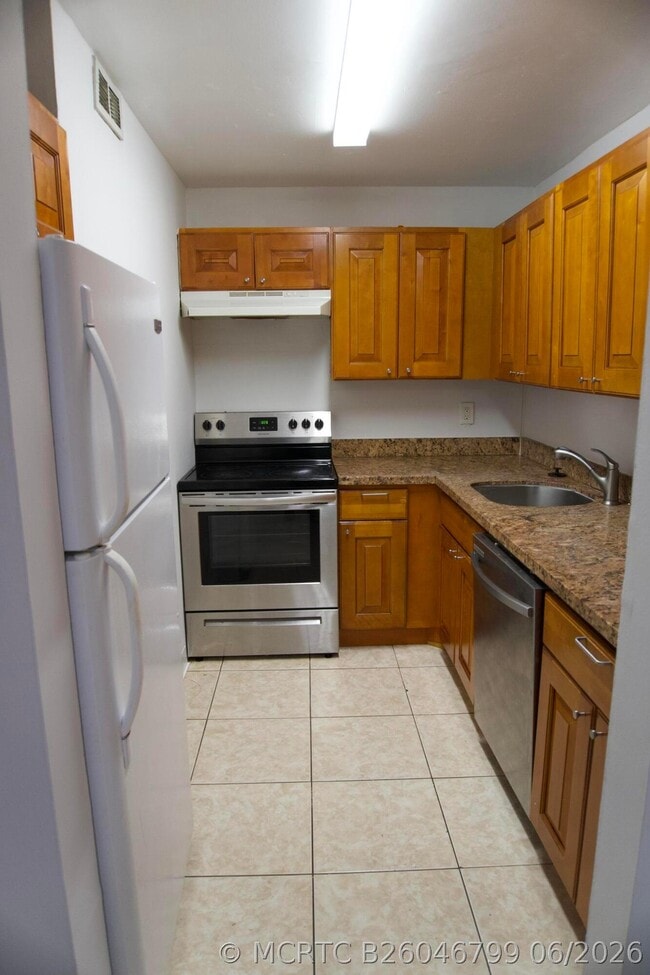 Building Photo - 2840 NE 14th St Unit 212a