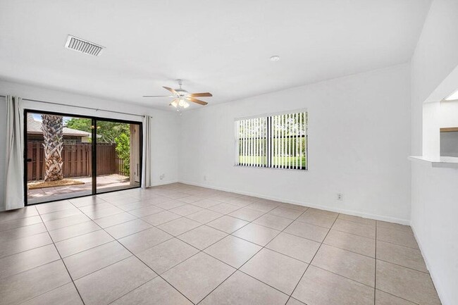 Photo - 16422 Straw Way