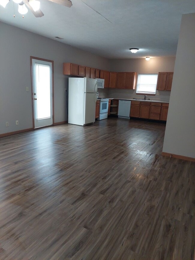 3280 Hopkins Dr
