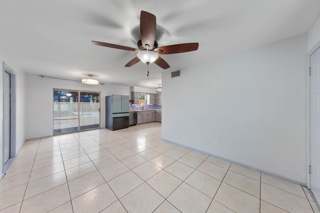 Photo - 221 E Adams St