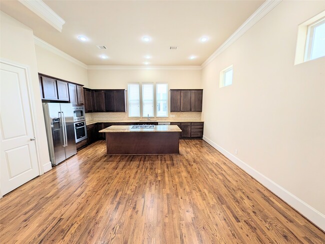 Photo - 226 E 28th St