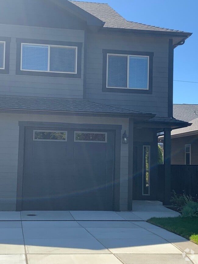 Building Photo - 2-Bed, 2-Bath Townhouse with Modern Touche...