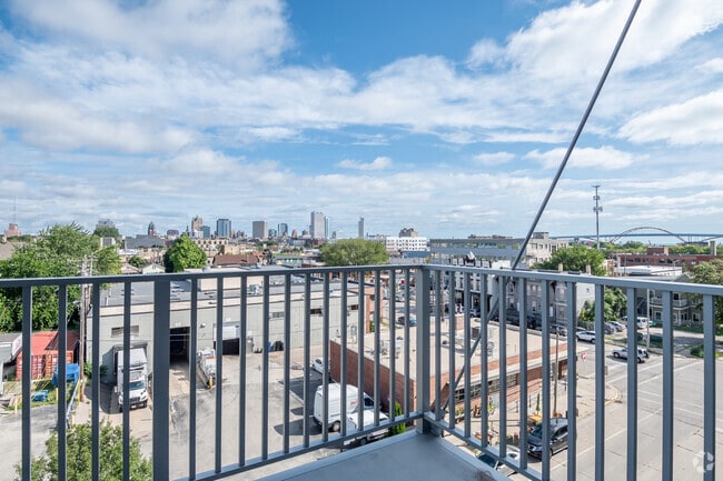 3BR, 2BA - 1,460SF - Balcony