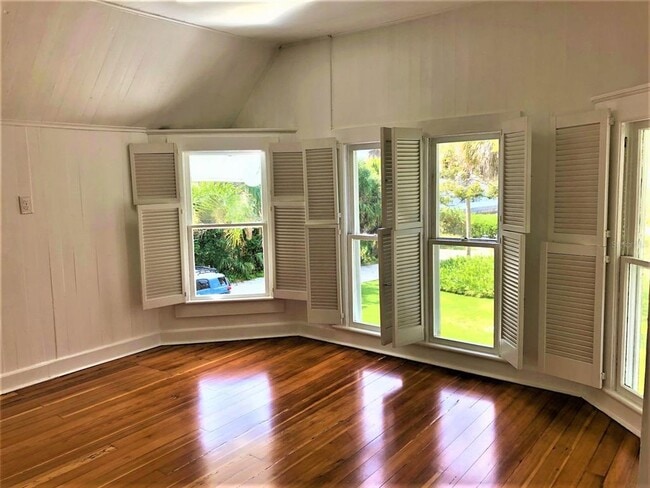 Photo - 835 Victoria Dr