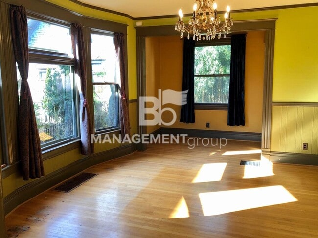 Photo - Close-In NE Portland Victorian Offers  Perfect Blend of  Old Charm with Newer Amenities. Lush Pri...