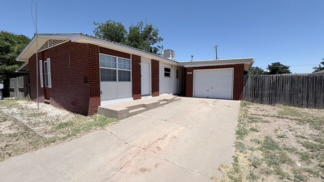 Building Photo - 305 Swinging Spear Rd