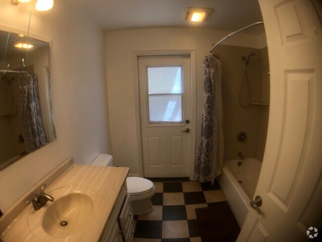 Building Photo - 906 Sycamore Ln Rental