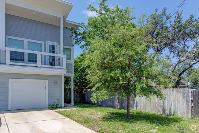 Building Photo - Super Cute South Austin 3/2.5 Condo, built...