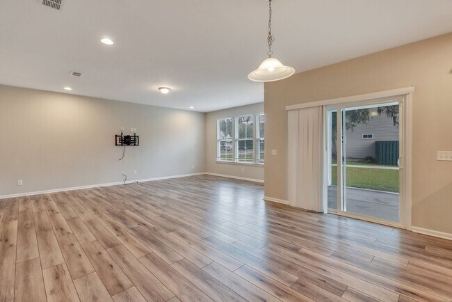 Photo - 4 Bed/2.5 Bath in The Commons