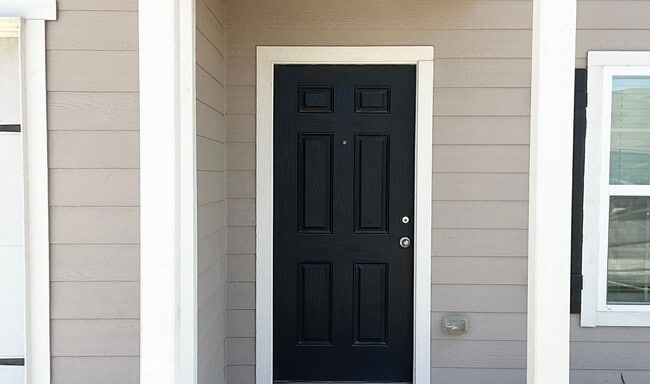 Photo - Lovely 2-story 4 bedroom/2.5 bath home in cul-de-sac: easy commute to Ft. Sam Houston, BAMC, and ...