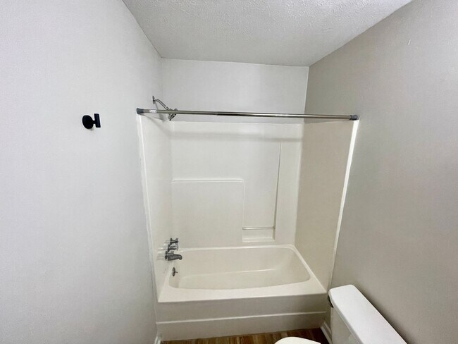 1 Bedroom/1 Bath Duplex Unit Available for... - 1 Bedroom/1 Bath Duplex House Unit Available for...