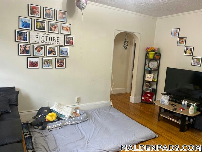 Building Photo - 349 Pleasant St