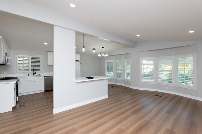 Photo - 21643 Waite St