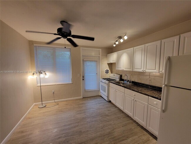 Photo - 441 Collins Ave Unit 12A