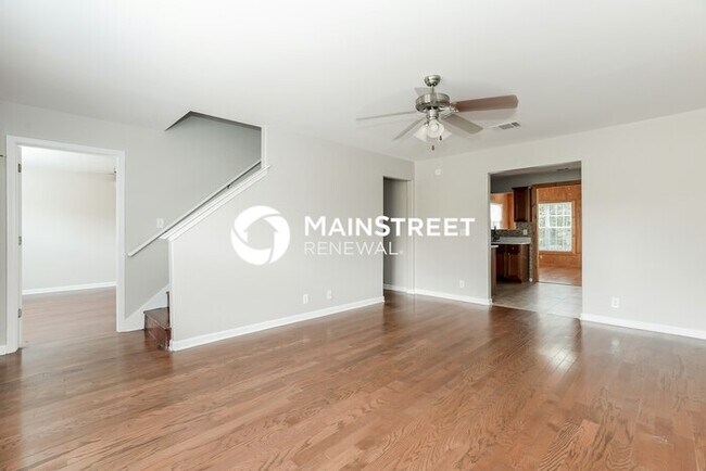 Photo - 3 Bedroom Pet-Friendly Home in La Vergne, TN with Main Street Renewal