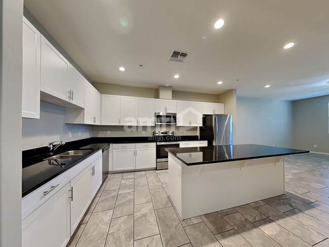 Photo - 2562 N Heritage St