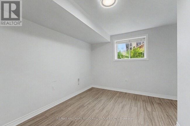 Photo - 148 Livingstone St E